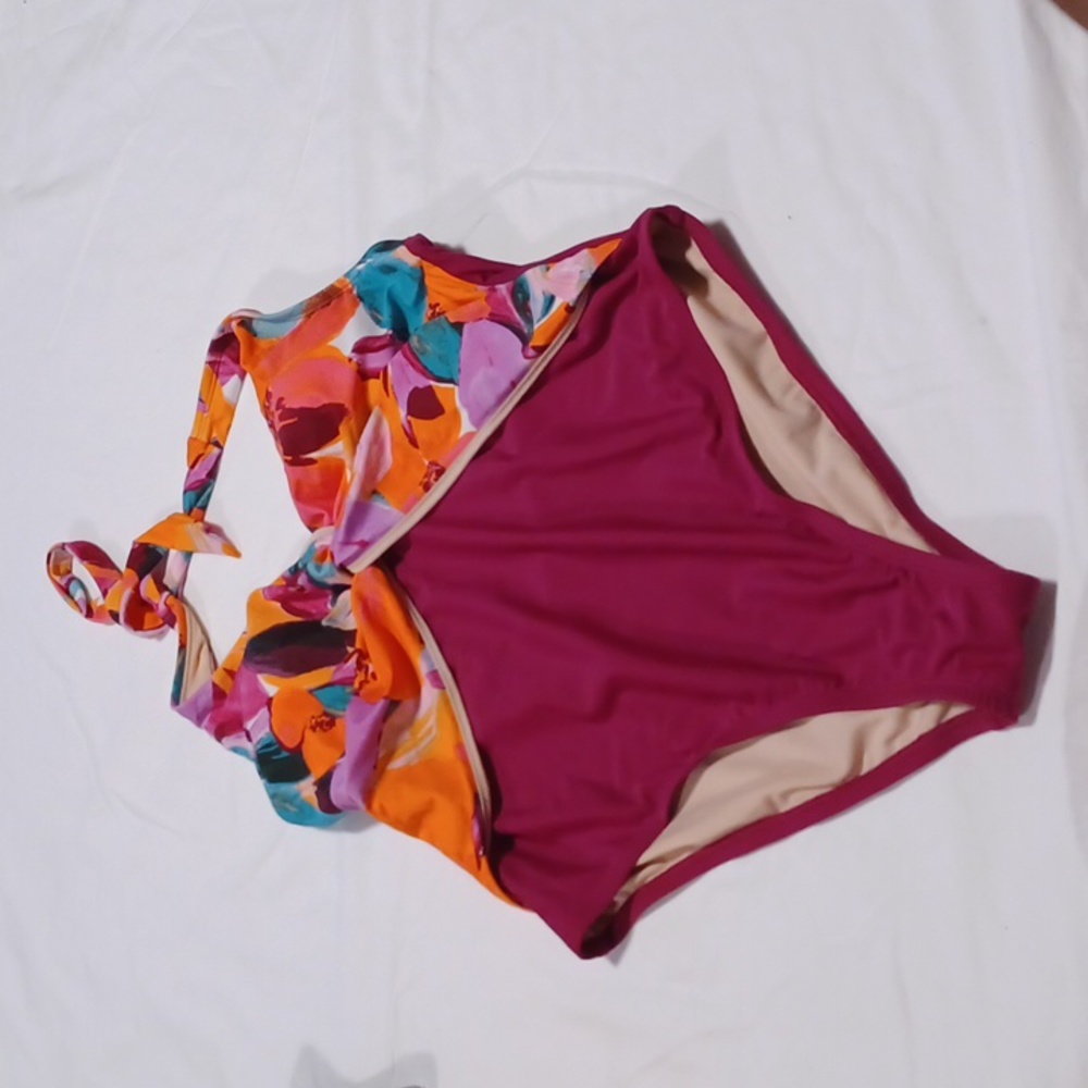 Cupshe purple one piece Swimsuit  with  halter neck size 1x.(item7)